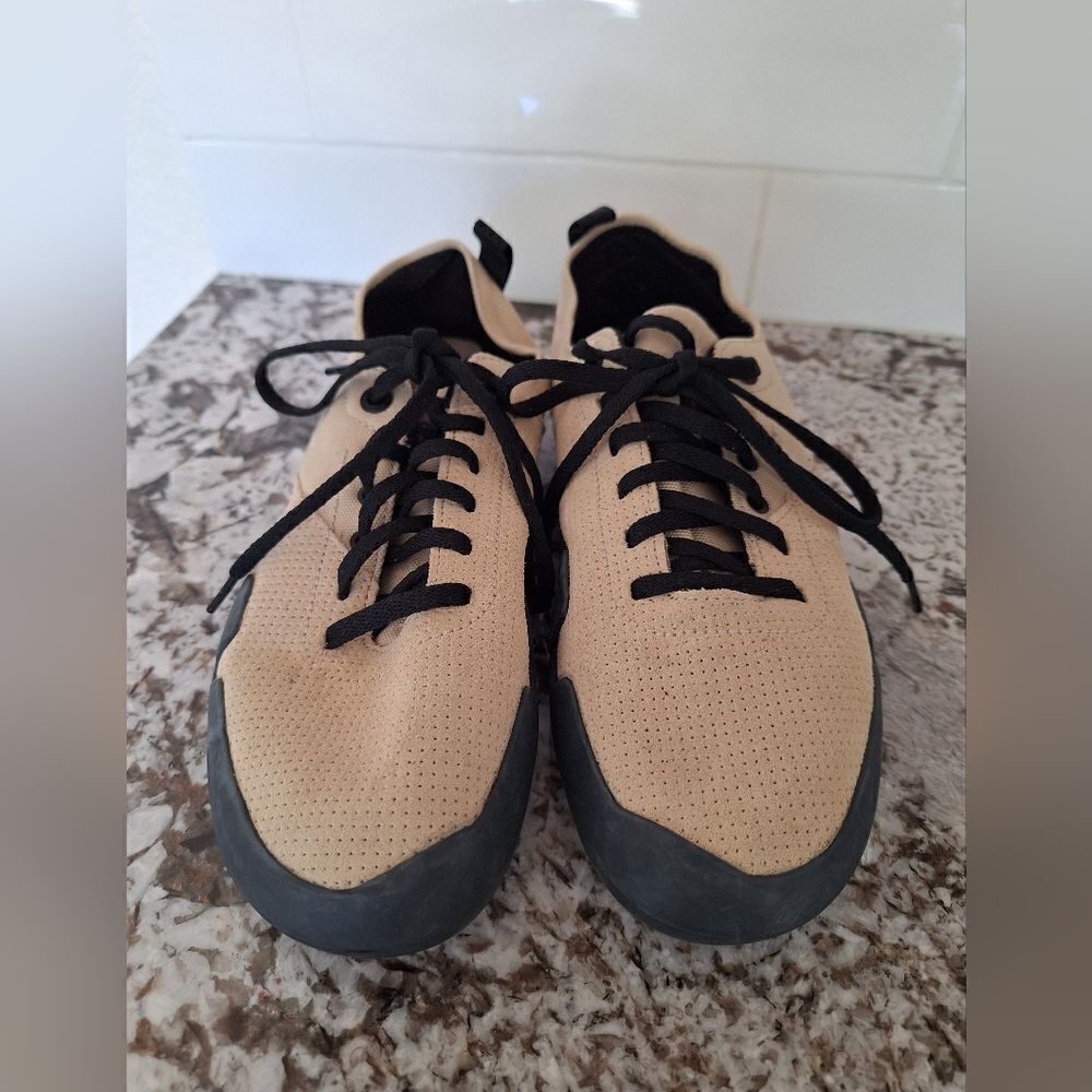 Five Ten women's hiking‎ sneakers tan color size 9.5